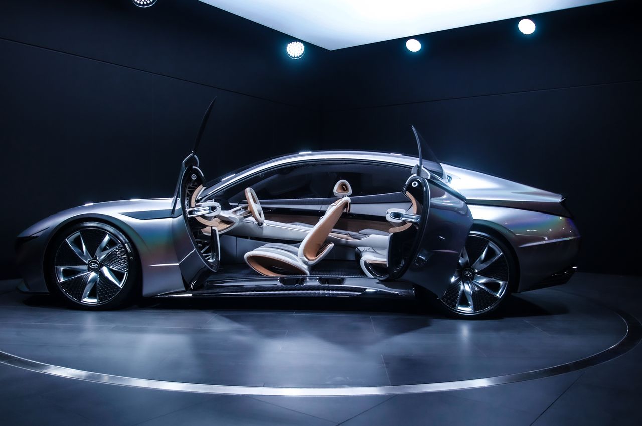 Mercedes EQS vs BMW i7: Which Electric Flagship Actually Works in the Real World?